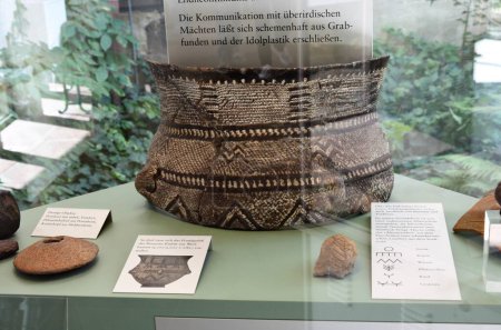 Foto de Fráncfort del Meno, Alemania 08.26.2018: Interior del museo de arqueología de Fráncfort del Meno - Imagen libre de derechos