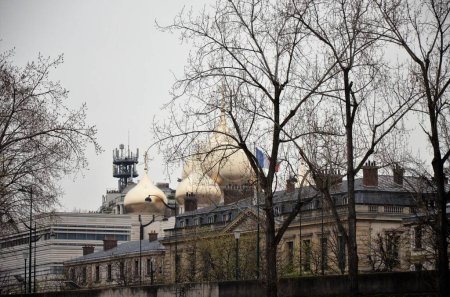 Téléchargez les photos : Paris, France 21.03.2017 : Vue de l'église orthodoxe russe Cathédrale de la Sainte Trinite - en image libre de droit