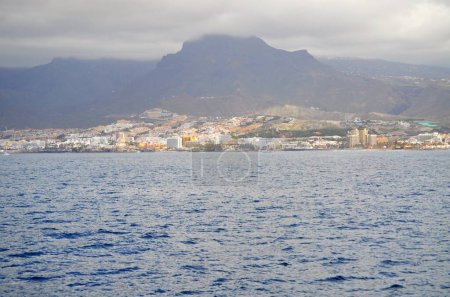 Foto de Ver en resorts y playas de la costa sur de la isla de Tenerife durante el viaje en barco de vela a lo largo de la costa, Islas Canarias, España en invierno - Imagen libre de derechos
