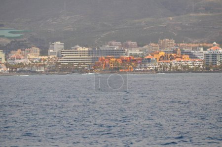 Foto de Ver en resorts y playas de la costa sur de la isla de Tenerife durante el viaje en barco de vela a lo largo de la costa, Islas Canarias, España en invierno - Imagen libre de derechos