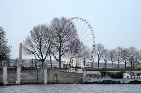 París, Francia 03.23.2017: La noria gigante (Grande Roue) se instala en la Place de la Concorde