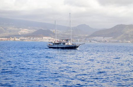 Foto de Costa Adeje, Tenerife 03.19.2018: Un barco turístico observando delfines en la Costa de Adeje en el sur de Tenerife, Islas Canarias - Imagen libre de derechos