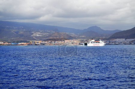 Téléchargez les photos : Tenerife, Espagne 03.19.2018 : Port sur la côte des îles Canaries - en image libre de droit