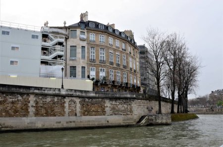 Paris, France 24.03.2017 : Les rives de la Seine en automne