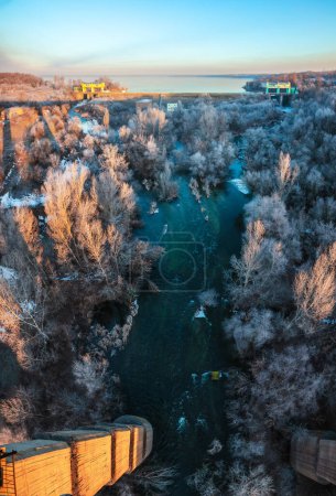 Téléchargez les photos : Top view on winter nature landscape. Frozen trees at the sunrise and river. - en image libre de droit