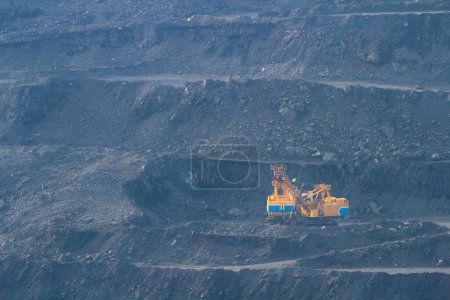 Téléchargez les photos : Distant view on the drilling rig. Quarry foggy industrial landscape. Mining iron ore in Ukraine - en image libre de droit