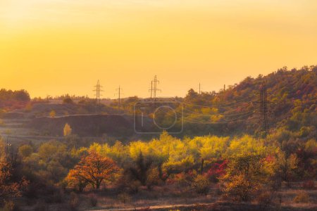 Téléchargez les photos : Ukrainian bright autumn landscape highlighted by sun. Rural scenery at the sunset time. Kriviy Rih, Ukraine - en image libre de droit