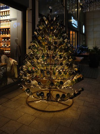 Foto de BYDGOSZCZ, POLONIA - 06 ENERO 2024: Composición de las botas como un árbol de navidad. - Imagen libre de derechos