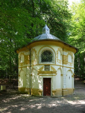 Foto de Kalwaria Wejherowska, lugar histórico católico para ser perdonado en Europa Central. Temporada de la Edad Media de primavera. - Imagen libre de derechos
