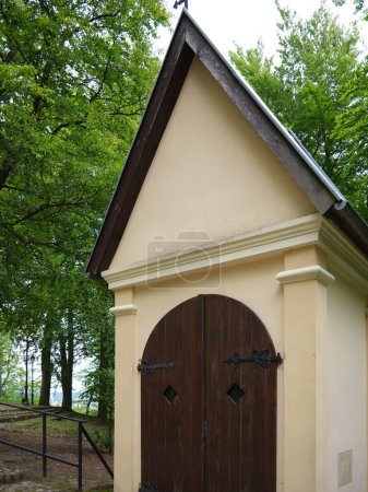 Foto de Kalwaria Wejherowska, lugar histórico católico para ser perdonado en Europa Central. Temporada de la Edad Media de primavera. - Imagen libre de derechos