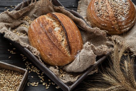 Téléchargez les photos : Fresh  whole grain bread. Healthy baked bread on wooden table - en image libre de droit