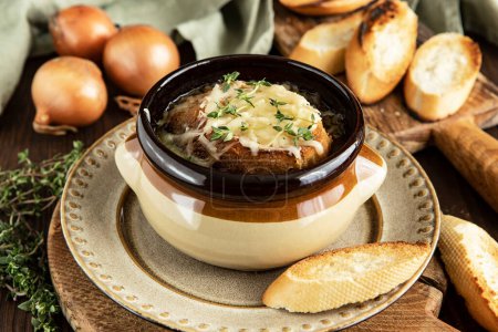Traditionelle französische Zwiebelsuppe mit Croutons, Käse und Thymian