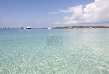 Foto de Playa tranquila con velero en el océano azul claro. SEspalmador, Isla de Formentera. Baleares España - Imagen libre de derechos