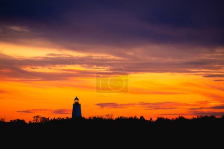 Goldene Stunde der Silhouette des Leuchtturms von Sonnenuntergang. Wahrzeichen am orangefarbenen Himmel.