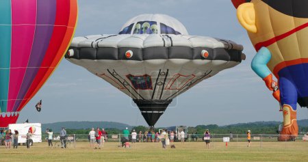 Foto de SOLBERG AIRPORT-READINGTON, NEW JERSEY, USA-JULIO 29, 2022: Uno de los globos de forma especial vistos en el 39º Festival Anual de Globos de Nueva Jersey de este año fue el globo aerostático Alien Flying Saucer. - Imagen libre de derechos