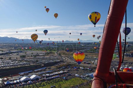 Foto de ALBUQUERQUE, NUEVA MÉXICO, USA-OCTUBRE 08, 2011: Visto desde el aire son muchos los globos que participan en la 40ª edición de la Fiesta Internacional del Globo de Albuquerque. - Imagen libre de derechos