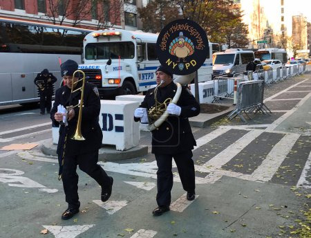 Foto de NUEVA YORK CITY, USA-23 DE NOVIEMBRE DE 2018: Miembros de la Banda del Departamento de Policía de la Ciudad de Nueva York, Unidad de Brass, son vistos llevando sus instrumentos mientras se preparan para marchar en el Desfile del Día de Acción de Gracias de Macy 's 2018 - Imagen libre de derechos