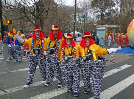 Foto de MACY 'S THANKSGIVING DAY PARADE-NEW YORK CITY, USA-NOVIEMBRE 27, 2014: Una tradición navideña en Nueva York, el desfile es conocido por sus globos gigantes, bandas de marcha y payasos. Aquí vemos a cuatro de los payasos vestidos como fotógrafos de prensa - Imagen libre de derechos