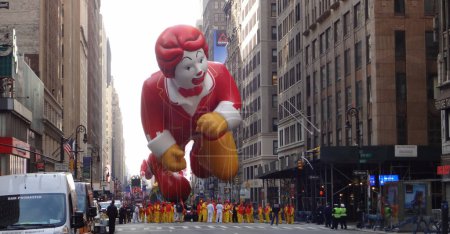 Foto de MACY 'S THANKSGIVING DAY PARADE-NEW YORK CITY, USA-NOVIEMBRE 26, 2015: El globo gigante lleno de helio Ronald McDonald, mascota de la cadena de comida rápida McDonald' s, se ve durante el mundialmente famoso Desfile del Día de Acción de Gracias de Macy 's en la ciudad de Nueva York - Imagen libre de derechos