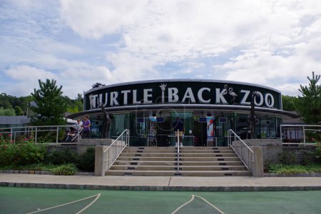 Foto de TURTLE BACK ZOO-WEST ORANGE, NEW JERSEY, USA-29 DE AGOSTO DE 2023: Se representa la entrada al zoológico. - Imagen libre de derechos