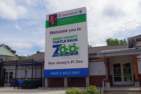 Foto de TURTLE BACK ZOO-WEST ORANGE, NEW JERSEY, USA-29 DE AGOSTO DE 2023: Un cartel visto en la entrada del zoológico. - Imagen libre de derechos