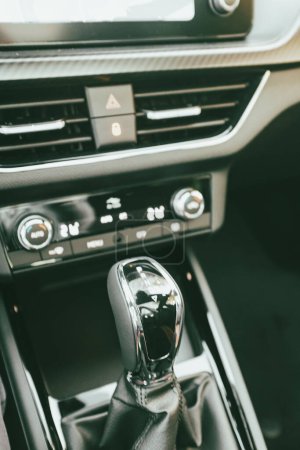 Téléchargez les photos : Boîte de vitesses sélecteur automatique sur un design intérieur de voiture en cuir noir - en image libre de droit