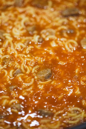 Spaghettis auf Tomatensauce und Würstchen mediterrane Ernährung gekocht