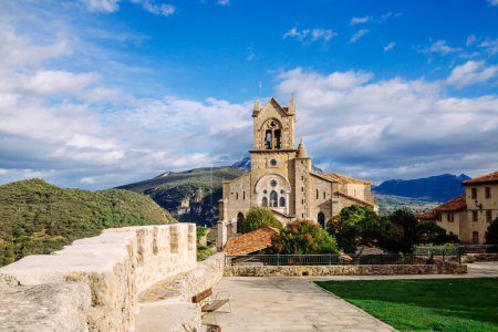 Foto de Iglesia y muralla de San Vicente en Frias, en la comarca de "Las Merindades" en la provincia de Burgos, España - Imagen libre de derechos