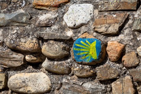 Téléchargez les photos : Panneau de direction peint à la main du Camino de Santiago sur un mur de pierre en Espagne - en image libre de droit