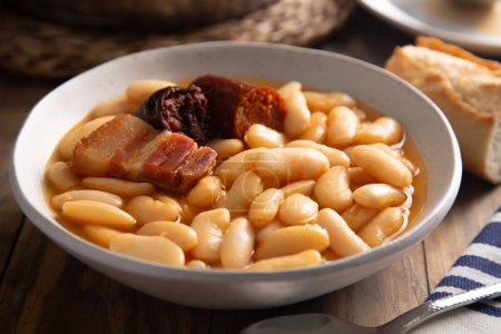 Téléchargez les photos : Ragoût de haricots blancs espagnols avec bacon, chorizo et saucisse de sang - en image libre de droit