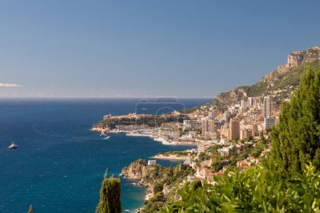 Téléchargez les photos : Vue sur la mer et la Côte d'Azur depuis la forteresse de l'ancien château de Roquebrune-Cap-Martin, France sur la côte méditerranéenne près de Monaco. Voyage le long de la Côte d'Azur. - en image libre de droit