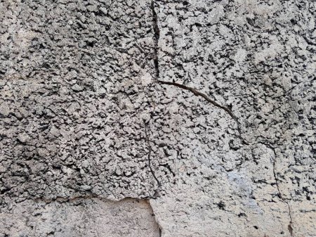 Foto de Eslabón de cadena en una pared de roca con una grieta en el medio. - Imagen libre de derechos