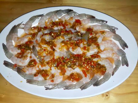 Téléchargez les photos : Une photographie d'une assiette de crevettes avec sauce et cuillères, il y a une assiette de crevettes avec sauce et cuillères dessus. - en image libre de droit