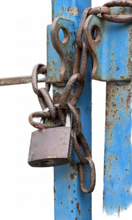 Foto de Una fotografía de una puerta azul con un candado y una cadena, hay una puerta de metal azul con una cadena y un candado. - Imagen libre de derechos