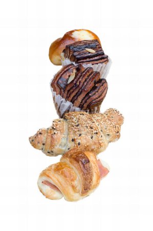Foto de Una fotografía de una variedad de pasteles y panes sobre un fondo blanco, hay una gran cantidad de diferentes tipos de pan y pasteles. - Imagen libre de derechos
