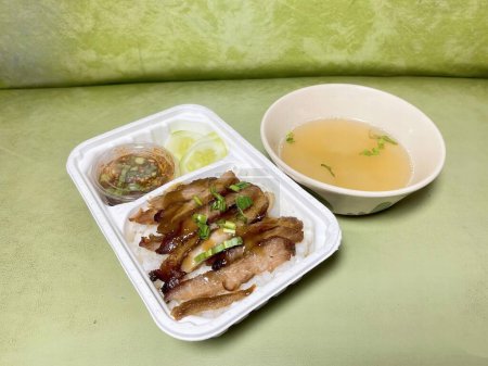 Téléchargez les photos : Une photographie d'un repas dans un récipient en styromousse avec un bol de soupe, il y a un récipient en plastique avec de la viande et un bol de soupe. - en image libre de droit