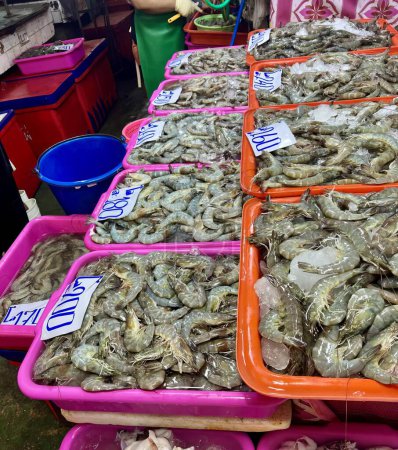 Téléchargez les photos : Une photographie d'une table de crevettes à vendre sur un marché, il y a de nombreux plateaux de crevettes exposés sur un marché. - en image libre de droit