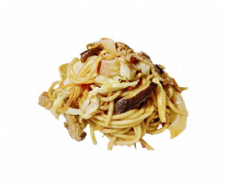 Téléchargez les photos : A photography of a plate of noodles with meat and vegetables, noodles with shrimp, mushrooms, and onions on a white plate. - en image libre de droit