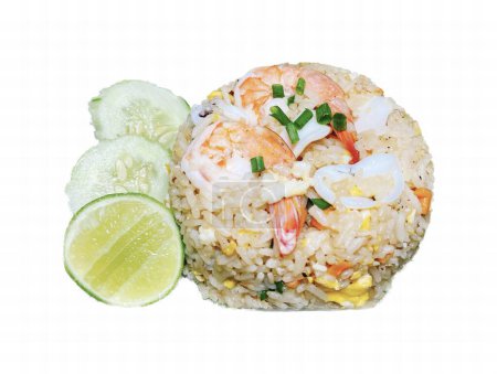 una fotografía de un plato de arroz con camarones y verduras, hay un plato de arroz con camarones y verduras en él.