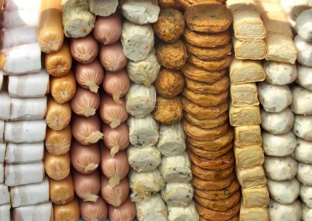 Téléchargez les photos : Une photographie d'une variété de produits de boulangerie suspendus sur un support, assortiment de produits de boulangerie exposés dans une fenêtre de magasin. - en image libre de droit