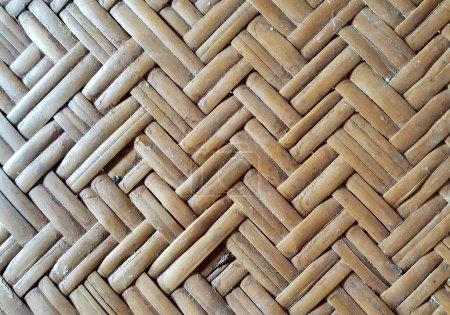 Téléchargez les photos : Une photographie d'un tapis de bambou tissé avec un motif de petits carrés, un gros plan d'un tapis de bambou tissé avec un motif. - en image libre de droit