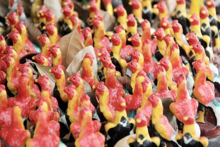 Téléchargez les photos : Une photographie d'un groupe de figurines de poulets sur une table, des figurines de confiserie de poulets sont exposées sur une table. - en image libre de droit
