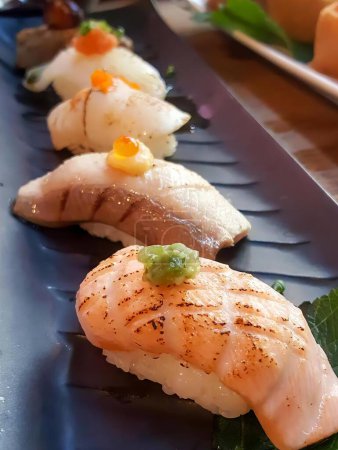 Foto de Una fotografía de un plato de sushi con una variedad de ingredientes, plato de sushi con una variedad de verduras en él. - Imagen libre de derechos
