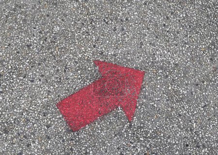 Téléchargez les photos : Une photographie d'une flèche rouge peinte sur le sol, parapluie sur le sol avec une flèche rouge pointant vers le haut. - en image libre de droit