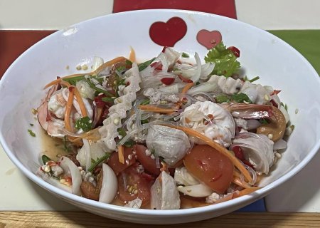 Foto de Una fotografía de un tazón de comida con una decoración en forma de corazón, plato de comida con un plato en forma de corazón de verduras y carne. - Imagen libre de derechos