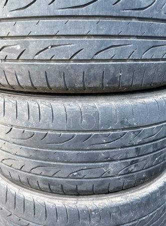 Téléchargez les photos : Une pile de vieux pneus
. - en image libre de droit