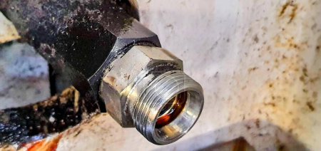 Foto de El tornillo sujeta la válvula a la tubería de agua. - Imagen libre de derechos
