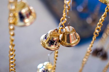 Foto de Un primer plano de una cadena de oro con un fondo azul. - Imagen libre de derechos
