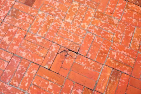 Téléchargez les photos : Un plancher de brique rouge avec une fissure dedans. - en image libre de droit
