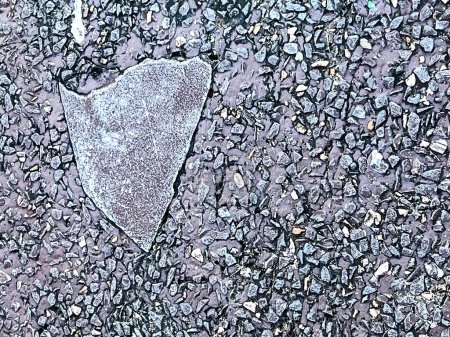 Foto de Una roca en forma de corazón en la acera del parque. - Imagen libre de derechos